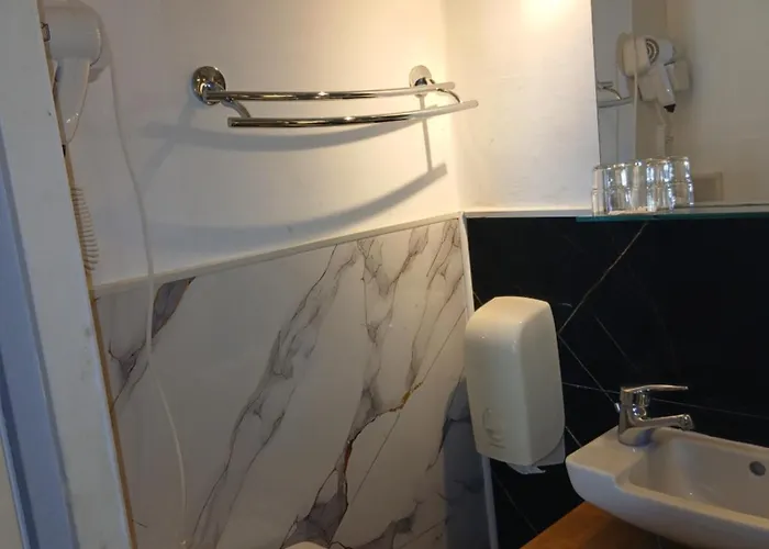 Alexandra Centre Hotel 2*